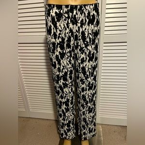 Pretty Joie Size M black white print pleated wide leg cropped pants NWT